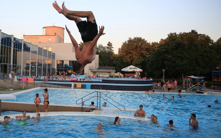 Strandok Éjszakája az élményfürdőben (2024) - fotó: 