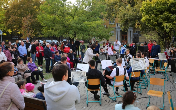 Világnapi koncert és virágültetés a zeneiskolánál (2024) - fotó: 