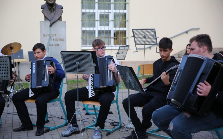 Világnapi koncert és virágültetés a zeneiskolánál (2024) - fotó: 