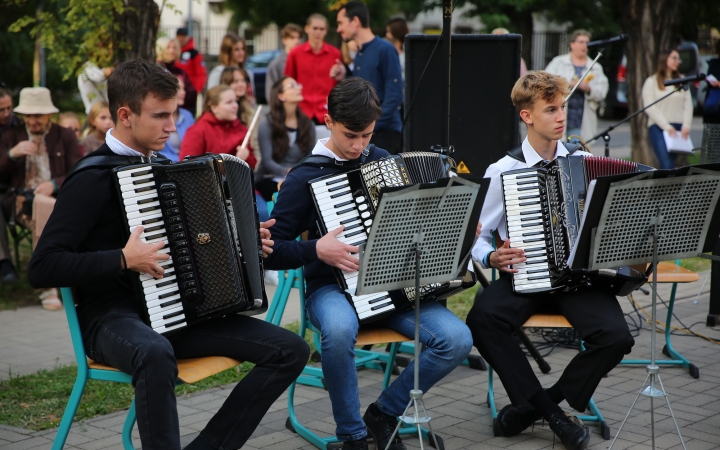 Világnapi koncert és virágültetés a zeneiskolánál (2024) - fotó: 