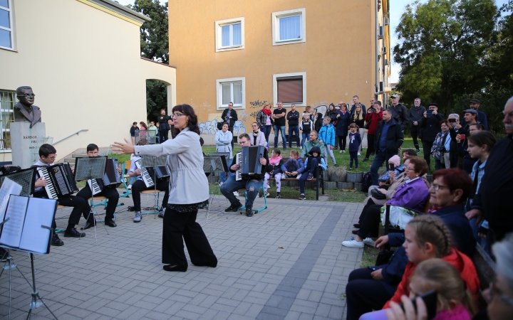 Világnapi koncert és virágültetés a zeneiskolánál (2024) - fotó: 