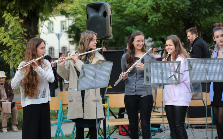 Világnapi koncert és virágültetés a zeneiskolánál (2024) - fotó: 