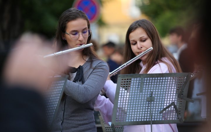 Világnapi koncert és virágültetés a zeneiskolánál (2024) - fotó: 