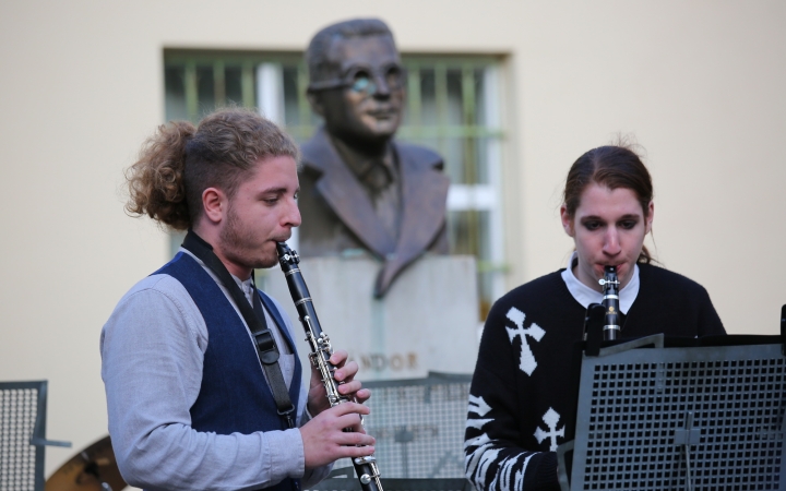 Világnapi koncert és virágültetés a zeneiskolánál (2024) - fotó: 