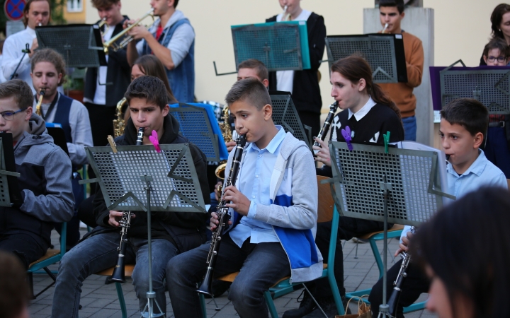 Világnapi koncert és virágültetés a zeneiskolánál (2024) - fotó: 