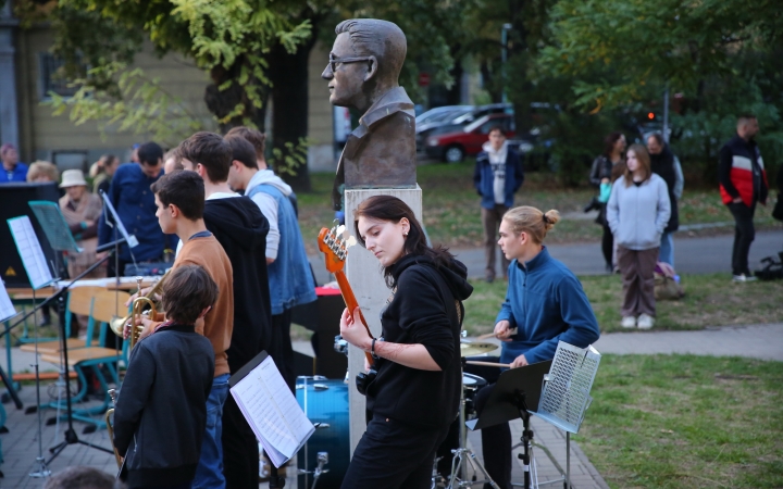 Világnapi koncert és virágültetés a zeneiskolánál (2024) - fotó: 