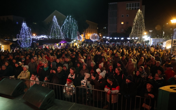 Advent első vasárnapja a Városháza téren (2024) - fotó: 