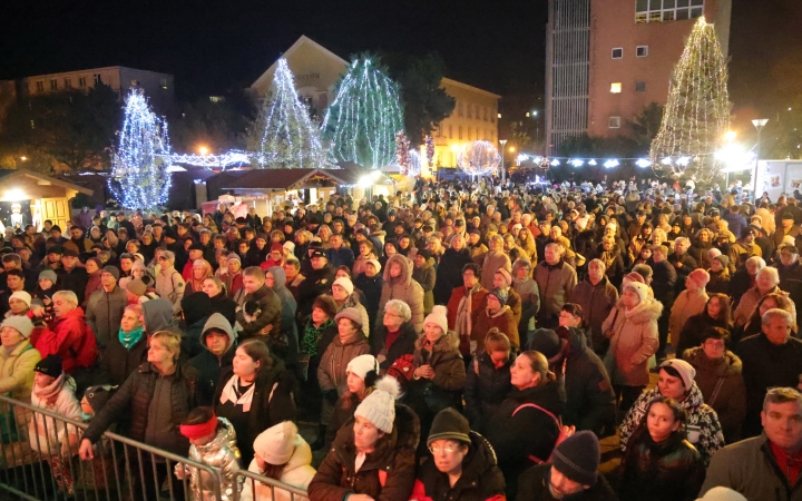 Advent első vasárnapja a Városháza téren (2024) - fotó: 