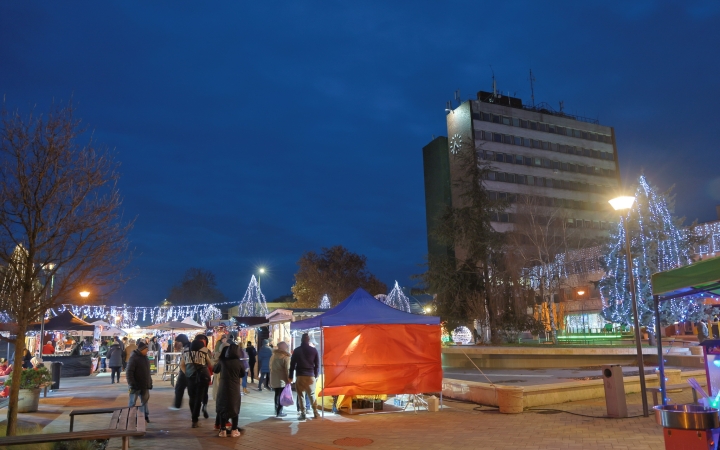 A negyedik adventi láng is lobog a Városháza téren - fotó: 