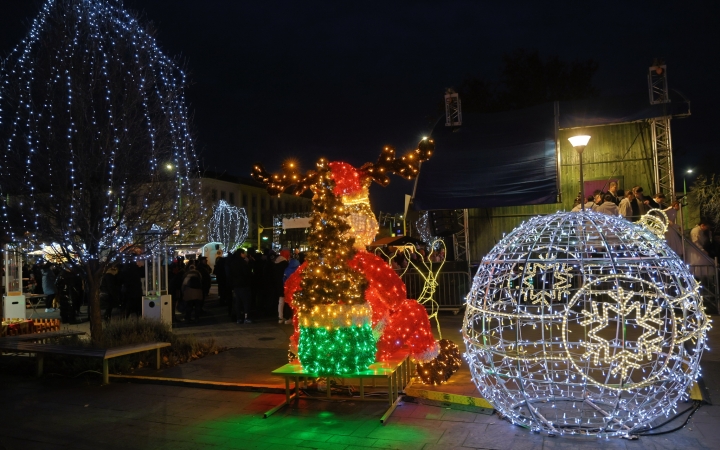 A negyedik adventi láng is lobog a Városháza téren - fotó: 