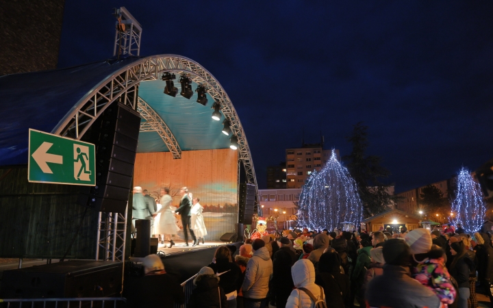 A negyedik adventi láng is lobog a Városháza téren - fotó: 