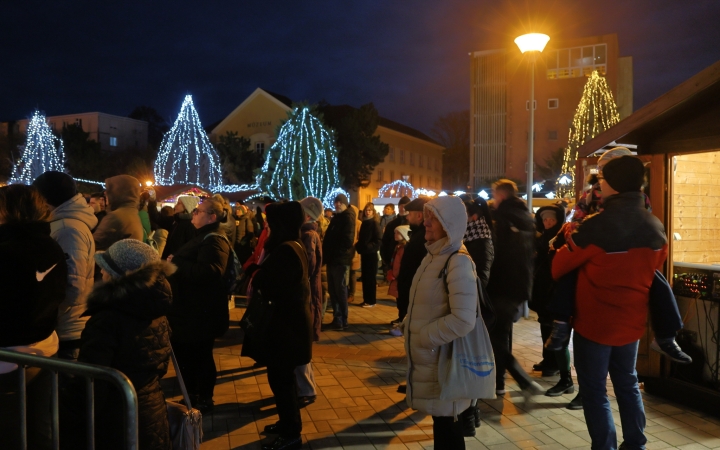 A negyedik adventi láng is lobog a Városháza téren - fotó: 