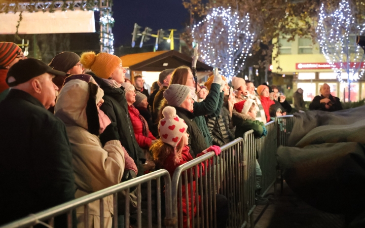 A negyedik adventi láng is lobog a Városháza téren - fotó: 