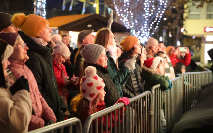 A negyedik adventi láng is lobog a Városháza téren - fotó: 