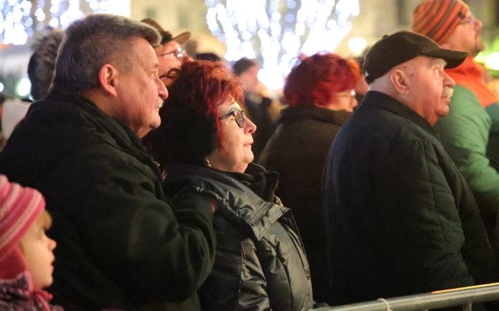 A negyedik adventi láng is lobog a Városháza téren - fotó: 