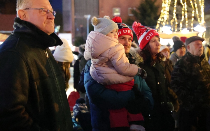 A negyedik adventi láng is lobog a Városháza téren - fotó: 