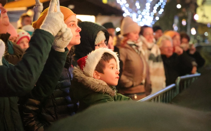 A negyedik adventi láng is lobog a Városháza téren - fotó: 