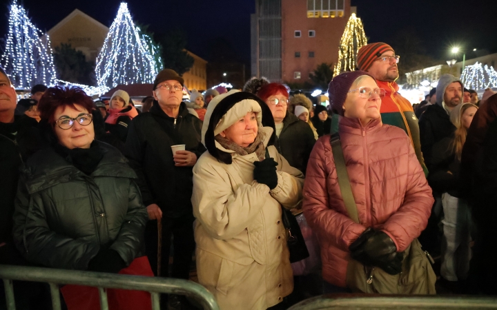 A negyedik adventi láng is lobog a Városháza téren - fotó: 