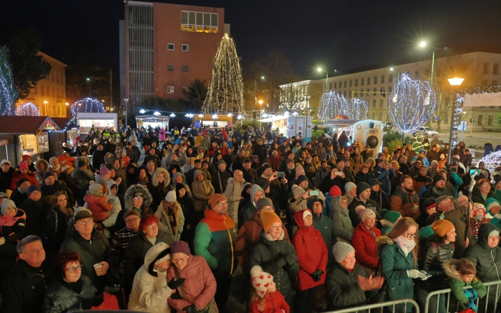 A negyedik adventi láng is lobog a Városháza téren - fotó: 