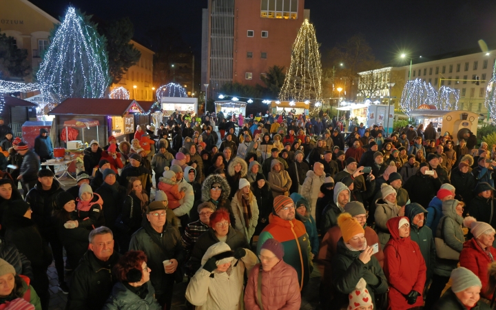 A negyedik adventi láng is lobog a Városháza téren - fotó: 