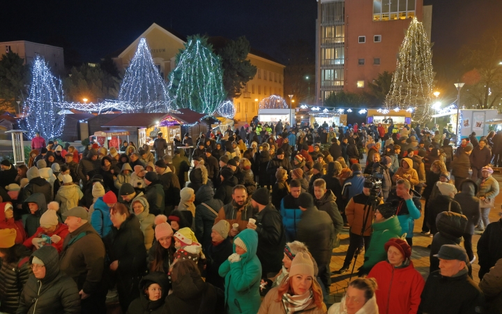 A negyedik adventi láng is lobog a Városháza téren - fotó: 