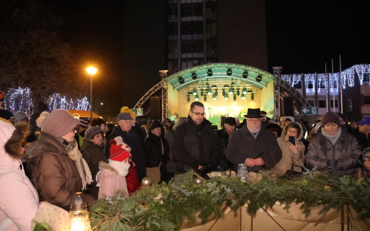 A negyedik adventi láng is lobog a Városháza téren - fotó: 