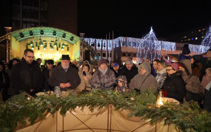 A negyedik adventi láng is lobog a Városháza téren - fotó: 