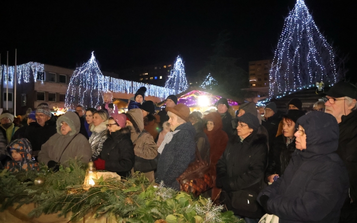 A negyedik adventi láng is lobog a Városháza téren - fotó: 