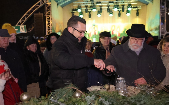 A negyedik adventi láng is lobog a Városháza téren - fotó: 