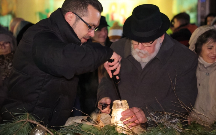 A negyedik adventi láng is lobog a Városháza téren - fotó: 