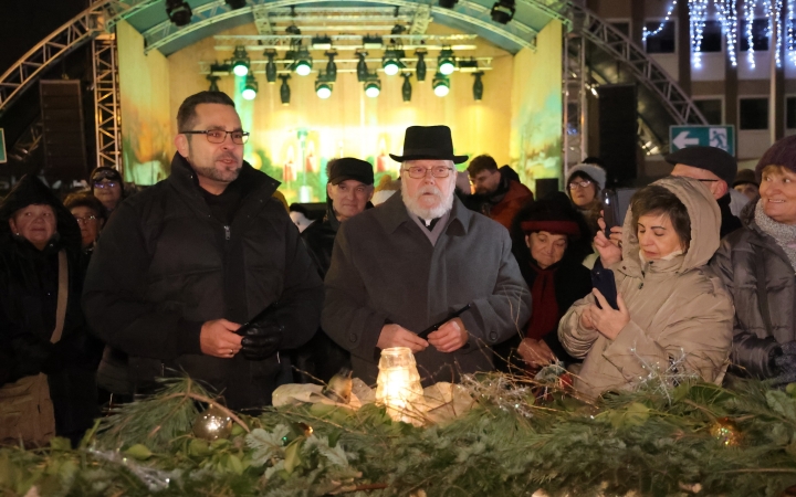 A negyedik adventi láng is lobog a Városháza téren - fotó: 