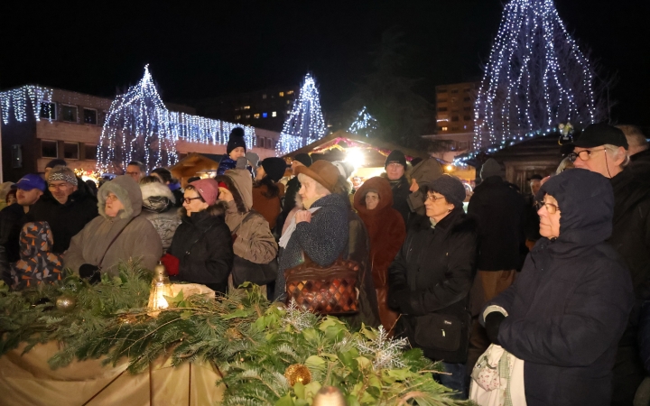 A negyedik adventi láng is lobog a Városháza téren - fotó: 