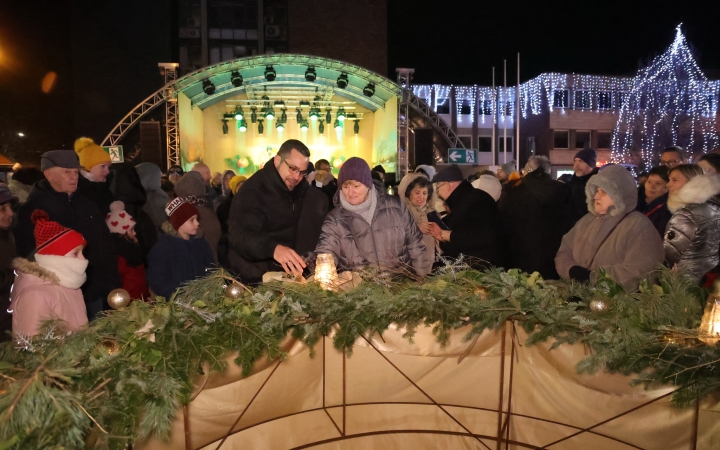 A negyedik adventi láng is lobog a Városháza téren - fotó: 