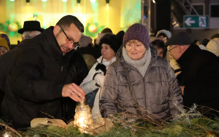 A negyedik adventi láng is lobog a Városháza téren - fotó: 