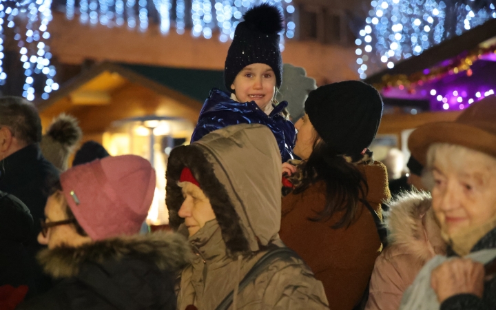 A negyedik adventi láng is lobog a Városháza téren - fotó: 