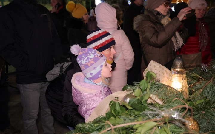 A negyedik adventi láng is lobog a Városháza téren - fotó: 