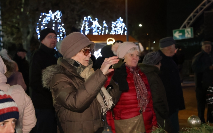 A negyedik adventi láng is lobog a Városháza téren - fotó: 