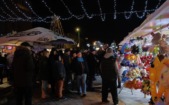 A negyedik adventi láng is lobog a Városháza téren - fotó: 