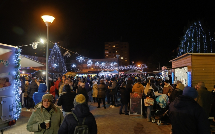 A negyedik adventi láng is lobog a Városháza téren - fotó: 