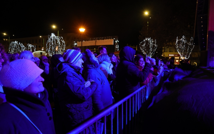 A negyedik adventi láng is lobog a Városháza téren - fotó: 