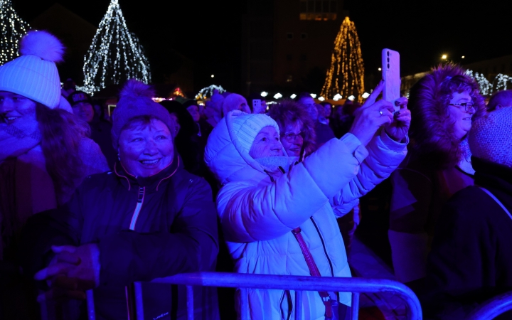 A negyedik adventi láng is lobog a Városháza téren - fotó: 