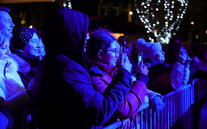 A negyedik adventi láng is lobog a Városháza téren - fotó: 