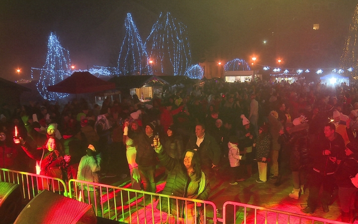 Szilveszteri mulatság a Városháza téren (galéria) - fotó: 