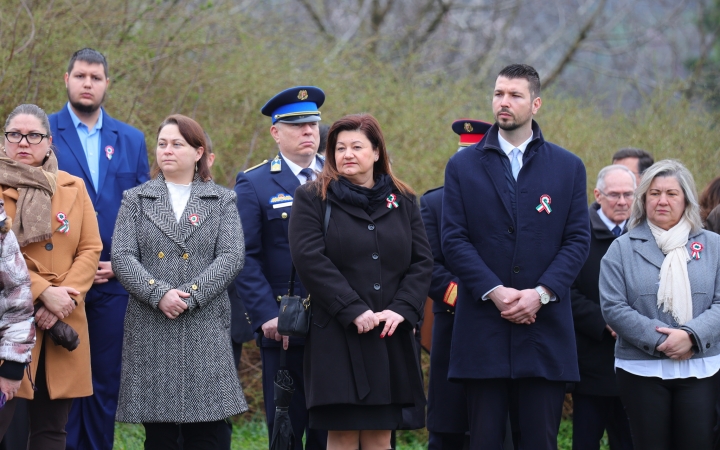 Ünnepi pillanatképek a forradalmi emlékműnél - fotó: 