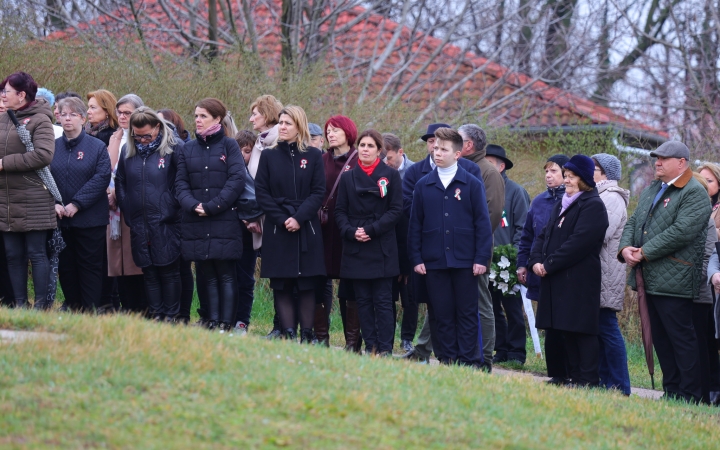 Ünnepi pillanatképek a forradalmi emlékműnél - fotó: 