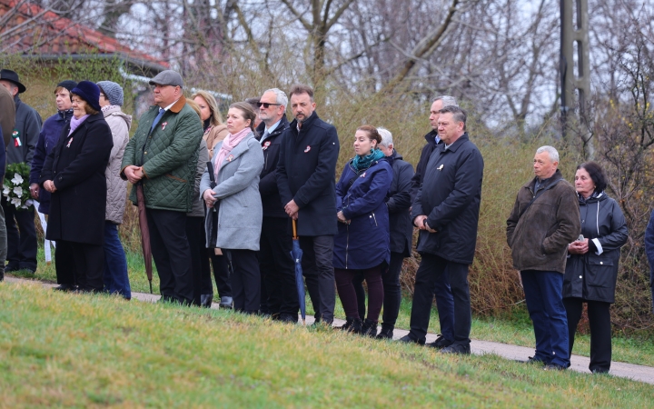 Ünnepi pillanatképek a forradalmi emlékműnél - fotó: 