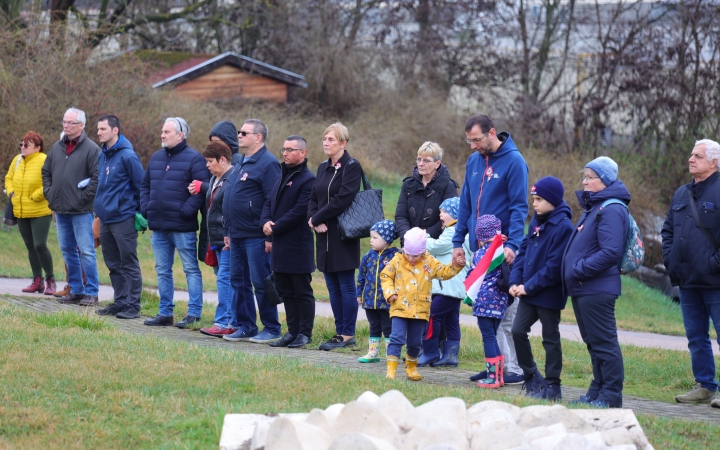 Ünnepi pillanatképek a forradalmi emlékműnél - fotó: 