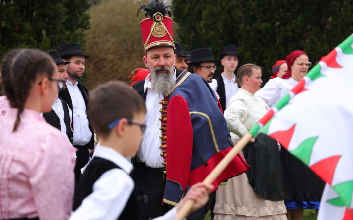 Ünnepi pillanatképek a forradalmi emlékműnél - fotó: 