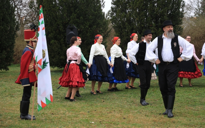 Ünnepi pillanatképek a forradalmi emlékműnél - fotó: 