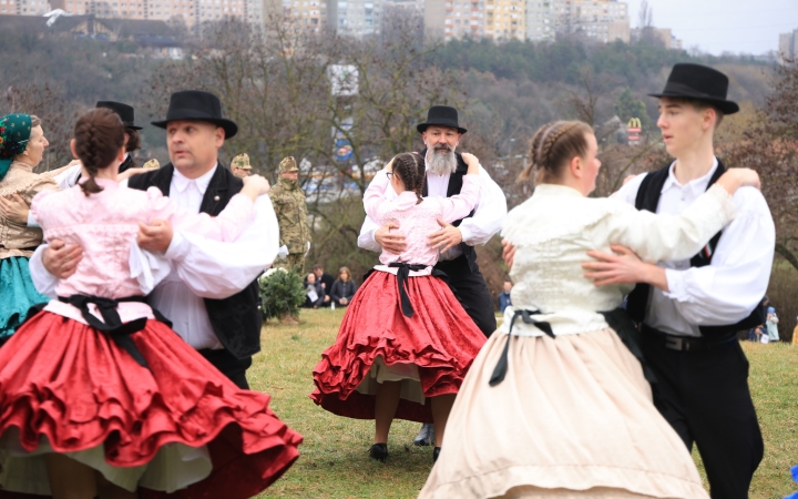 Ünnepi pillanatképek a forradalmi emlékműnél - fotó: 